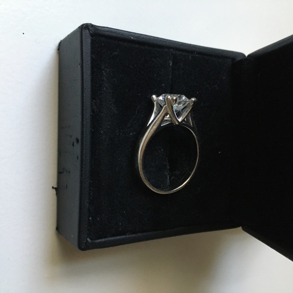 Savannah Round Cut Engagement Ring - Picture 4 of 6